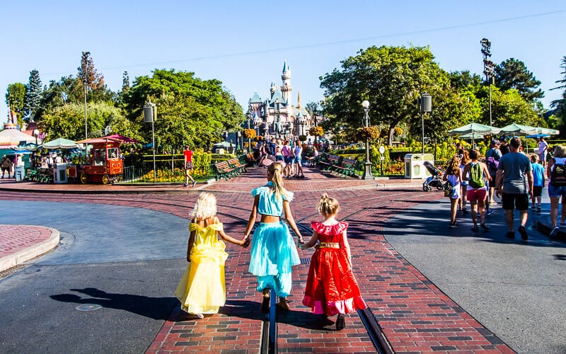 disneyland-california (1) Walking along Main Street U.S.A. in Disneyland