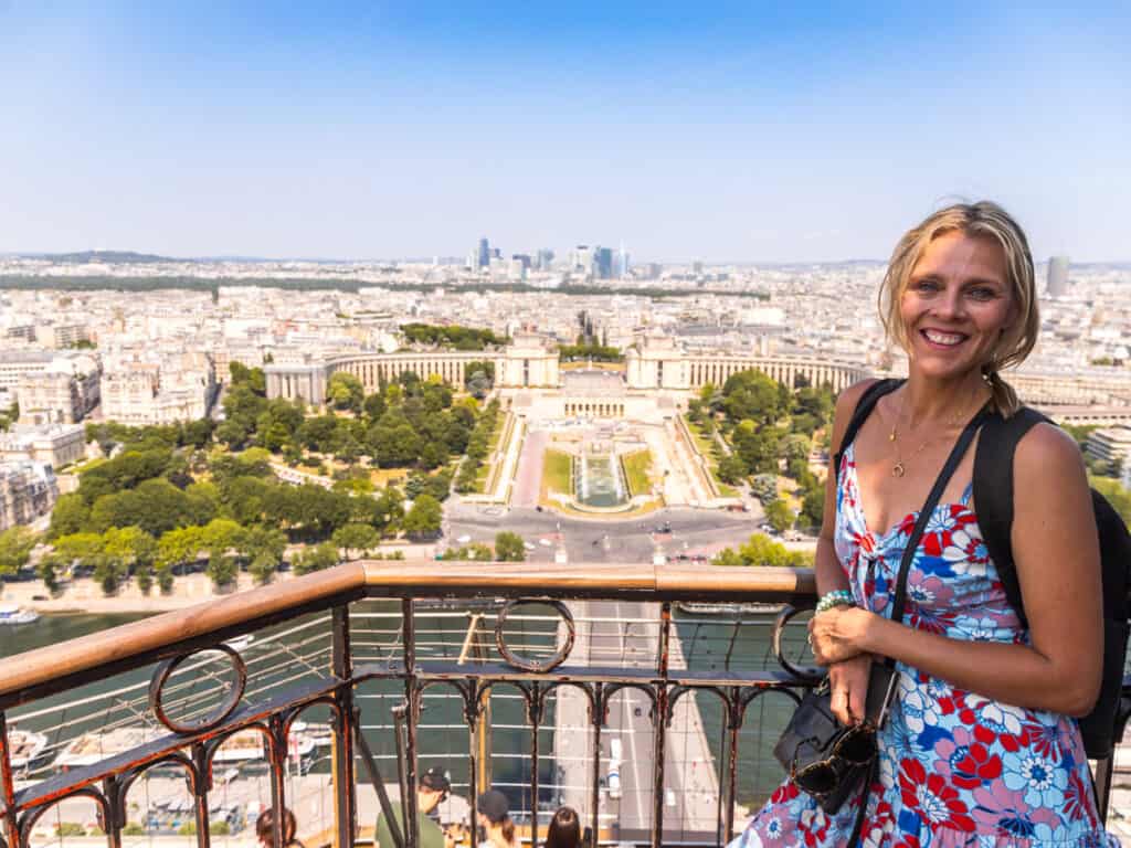 Caroline posing in front paris eiffel tower views