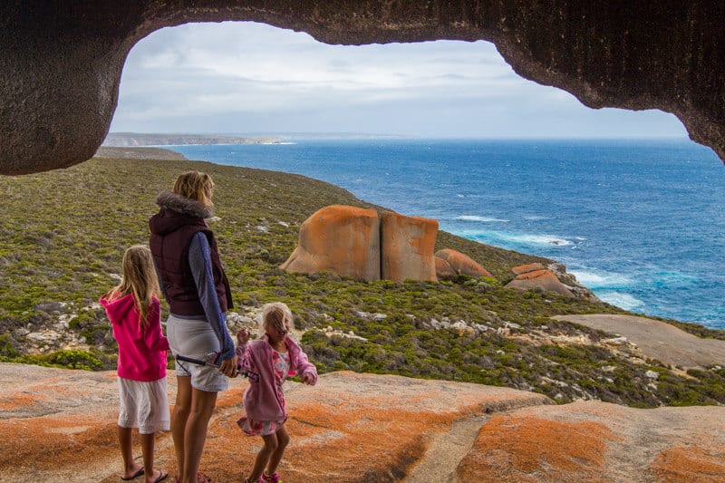 remarkable-rocks-flinders-chase-national-park-kangaroo-island-south-australia-13 people looking at the ocean